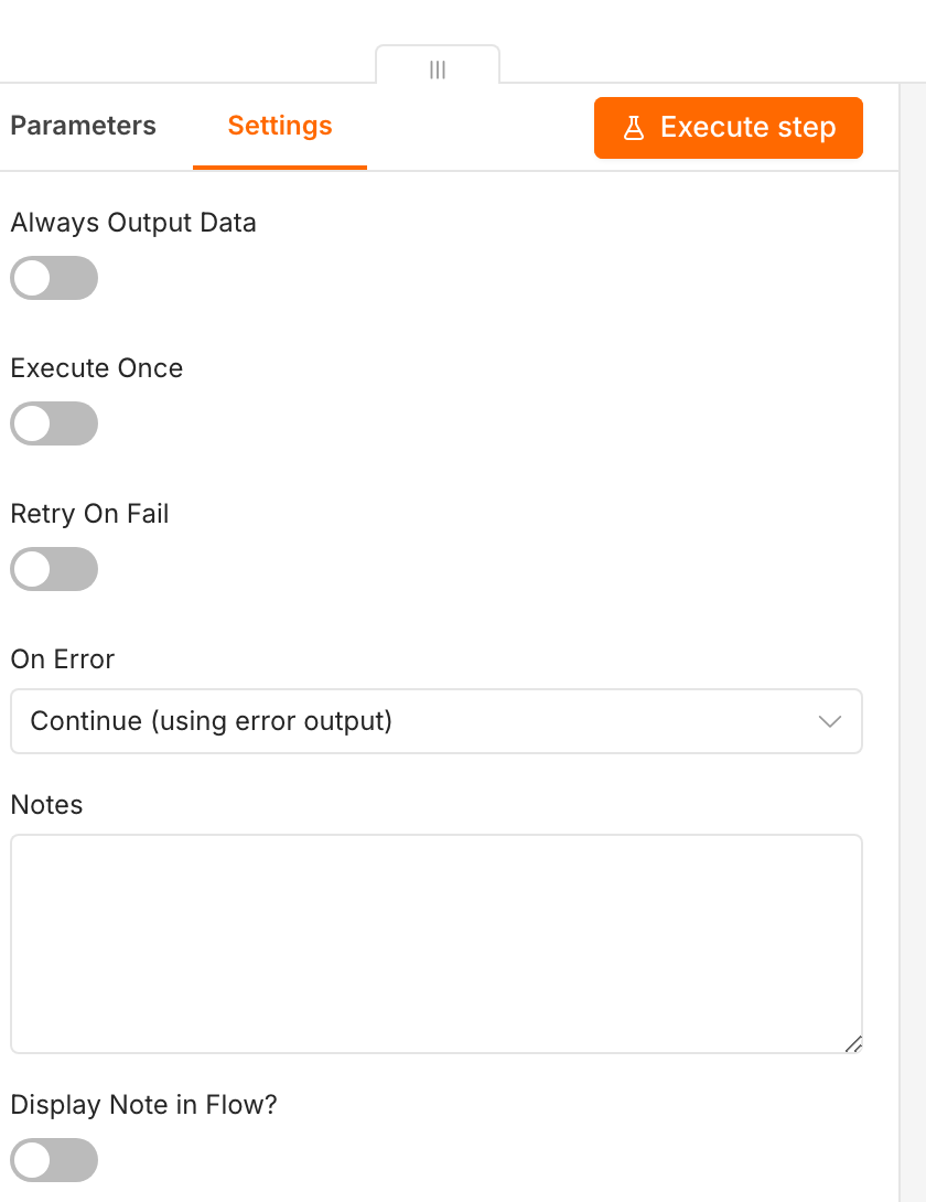 Settings-Tab des Classify-via-AI-Node: On Error steht auf Continue (using error output), der Fehlerausgang aktiviert den regelbasierten Fallback